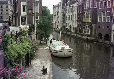 856850 Gezicht op de Oudegracht te Utrecht, vanaf de Maartensbrug, met links de Donkere Gaard en rechts de achterzijdes ...